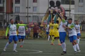 La celebración de los jugadores de Soccer Quality después del gol de Álvaro Gallo. 2 mil personas vieron el partido en el Polide