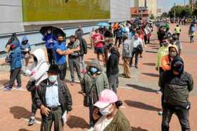 Varias personas hacen fila para entrar a un centro comercial de la localidad de Suba, una de las tres que entra en confinamiento