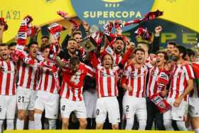 Los jugadores del Athletic celebran la victoria del equipo bilbaino en la final de la Supercopa de España que disputaron frente 
