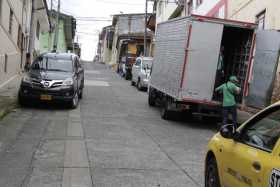 Vehículos invaden el espacio público en el sector La Palma