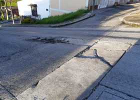 Vía principal del barrio Los Nogales que se encuentra con tramos de pavimento en mal estado.