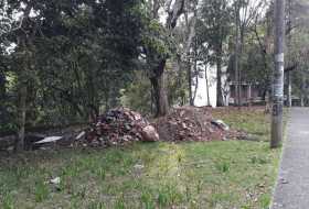 Por lo menos desde el 2 de enero hay escombros a un costado del Parque La Gotera. Reclaman para que los recojan, pues no es siti