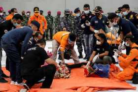 Encuentran restos humanos del avión accidentado en Indonesia