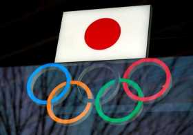 Anillos olímpicos con la bandera nacional japonesa en el Museo Olímpico de Japón en Tokio