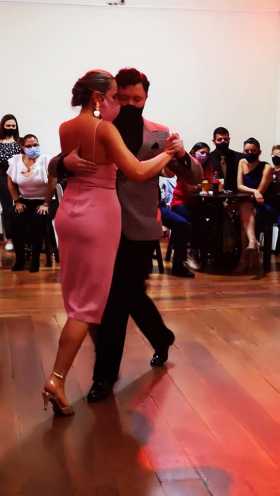 Las parejas bailaron el primer día portando tapabocas