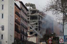 Una explosión derrumba parte de un edificio en el centro de Madrid