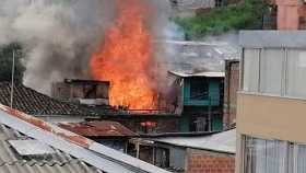 Bomberos atienden incendio en vivienda del barrio Las Américas