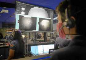 Los miembros del equipo del rover Perseverance Mars de la NASA observan en el control de la misión cómo llegan las primeras imág