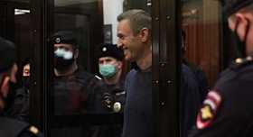 Captura de imagen de TV del líder opositor ruso, Alexéi Navalni (2d), durante el juicio