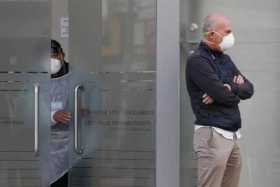 Fraudes, robos, cargamentos ilegales y listas VIP son las nuevas "variantes" de la pandemia que empañan la vacunación contra la 