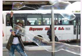 El encapsulador es el instrumento para mojarlo de agua con jabón y químicos, y para elaborar todo tipo de burbujas.
