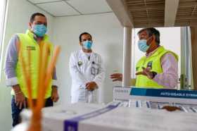 Listas las manos, esperan las vacunas contra la covid-19