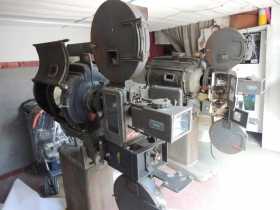 Los proyectores de las películas en el teatro municipal hacia 1930.