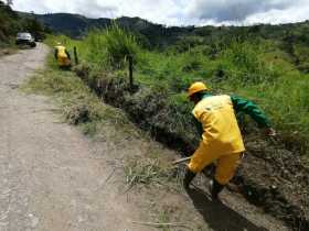 Realizan rocería y limpieza a vías rurales en Neira