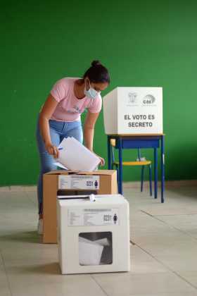 Ciudadanos votaron ayer en sus comicios generales por la Presidencia de Ecuador. 