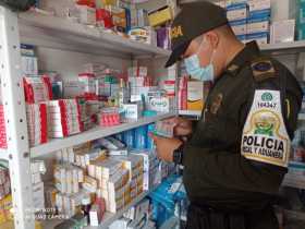 Escondían 15 mil unidades de medicamentos y químicos en baños 