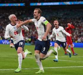 Harry Kane (c) de Inglaterra celebra anotando la ventaja de 2-1 desde el punto de penalti durante la semifinal de la Eurocopa 20