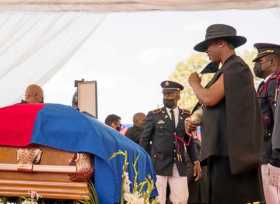 Foto | EFE | LA PATRIA    La primera dama de Haití, Martine Moise, se despide de su esposo, el presidente, Jovenel Moise.