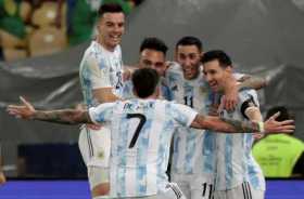 Jugadores de Argentina celebran el gol hoy, con el que obtuvieron el título, en la final de la Copa América entre Argentina y Br