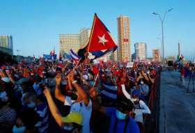 Miles de personas asisten a un acto de apoyo a la revolución hoy, en La Habana (Cuba). 