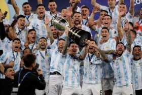 Lionel Messi (c) y los jugadores de Argentina celebran con la copa el triunfo ante Brasil ayer, en la final de la Copa América.