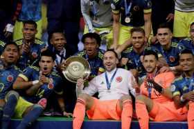 Jugadores de Colombia celebran con el trofeo del tercer puesto de la Copa América tras el partido ante Perú en el estadio Mané G