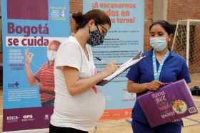 Una mujer embarazada se prepara para recibir la vacuna de Pfizer contra la covid-19 autorizada para madres gestantes, ayer, en e