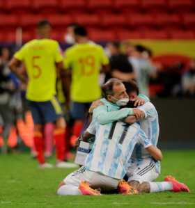 El contraste del final de anoche. La alegría argentina y la tristeza colombiana. La final de la Copa la disputarán Argentina y B