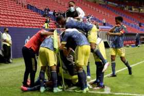 Jugadores de Colombia celebran un gol hoy, en el partido por el tercer puesto de la Copa América entre Colombia y Perú en el est