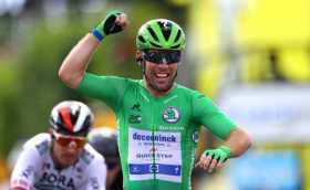El británico Mark Cavendish del equipo Deceuninck Quick-Step celebra tras cruzar la línea de meta para ganar la sexta etapa del 