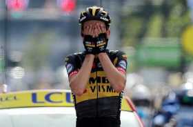 El estadounidense Sepp Kuss del Team Jumbo-Visma reacciona mientras cruza la línea de meta para ganar la 15a etapa del Tour de F