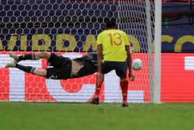 Yerry Mina falla un penalti hoy ante Emiliano Martínez, durante el partido por las semifinales de la Copa América en el estadio 