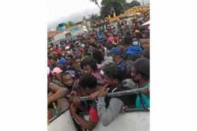Miles de migrantes permanecen varados en Necoclí
