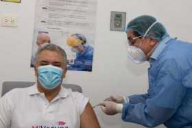 El presidente Iván Duque recibe la segunda dosis de la vacuna de Pfizer