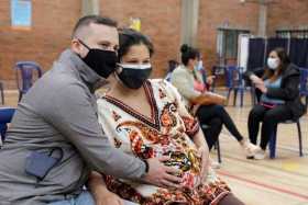 Con la aplicación de las vacunas las personas se protegen a sí mismas y a quienes las rodean, son altamente seguras.