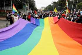 Miles de colombianos protestan por la violencia contra las personas LGBTI
