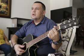 El rector Leonardo López une con música en el colegio San Gerardo María Mayela de Norcasia