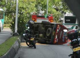 Un carro de volcó en el descenso a Expoferias