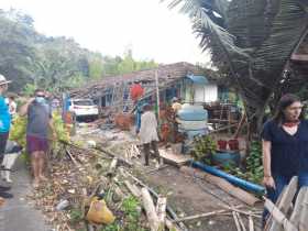 Sábado de accidentes de tránsito en Manizales: una camioneta y un taxi chocaron contra viviendas