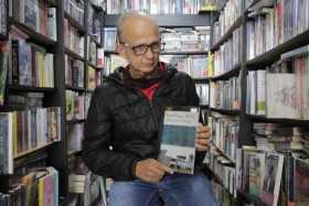 En la imagen Leonel Orozco, propietario de la librería Leo Libros, quien sostiene en sus manos el libro Adiós, pero conmigo, de 
