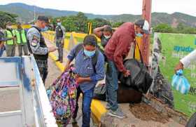 Mientras Colombia abrió la frontera con Venezuela, el régimen de Maduro la mantiene cerrada. Varias personas que querían ingresa