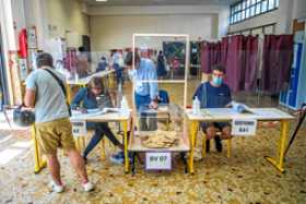 Foto|Efe|LA PATRIA Parisinos votaron ayer durante la primera vuelta de las elecciones regionales. La segunda vuelta y definitiva