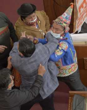 Insultos y golpes en interpelación a un ministro en el Parlamento de Bolivia