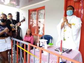 Habitantes de dos veredas de Aguadas se unieron para regalarle la casa a María Angélica López, de 72 años