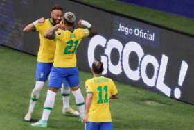 El jugador Gabriel Barbosa (c) de Brasil celebra hoy con su compañero Neymar Jr (i) tras anotar contra Venezuela, durante el par