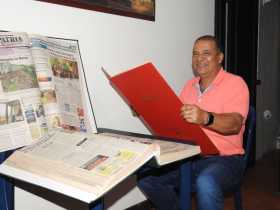 Joaquín con uno de sus tomos empastados.