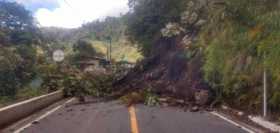 Derrumbe interrumpe tránsito en la vía Marquetalia-Manzanares