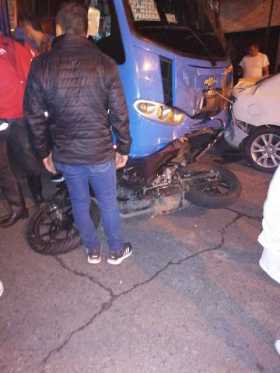 Buseta se queda sin frenos y provoca accidente en Peralonso, hay un fallecido y varios heridos