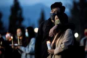 Una pareja participa en una vigilia para pedir el fin del odio contra los asiáticos en la localidad californiana de Alhambra la 