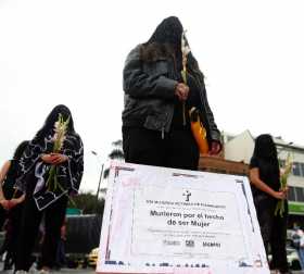 Un grupo de mujeres realizó ayer un performance simbólico denominado "Vivas nos queremos", a cargo de colectivos feministas para